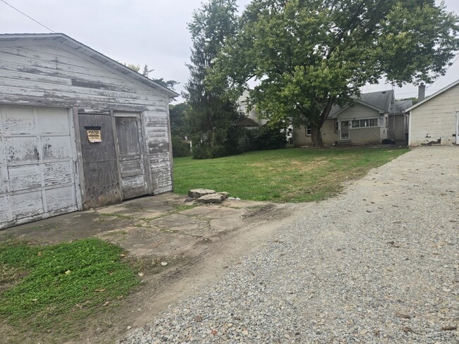 Building Photo - 306 N Eastern Ave