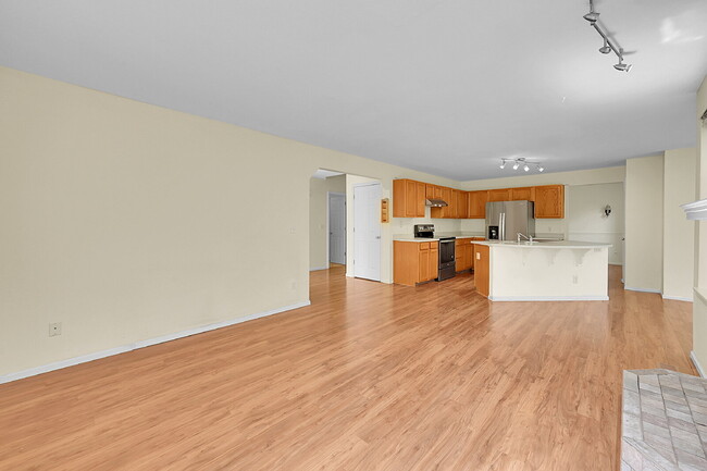 Building Photo - $2,795.00, 3-bed, 3.5-bath with bonus room...