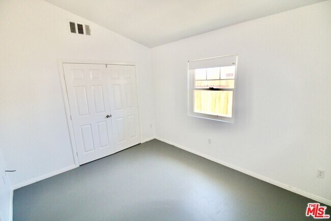 Building Photo - 6587 Oasis Ave
