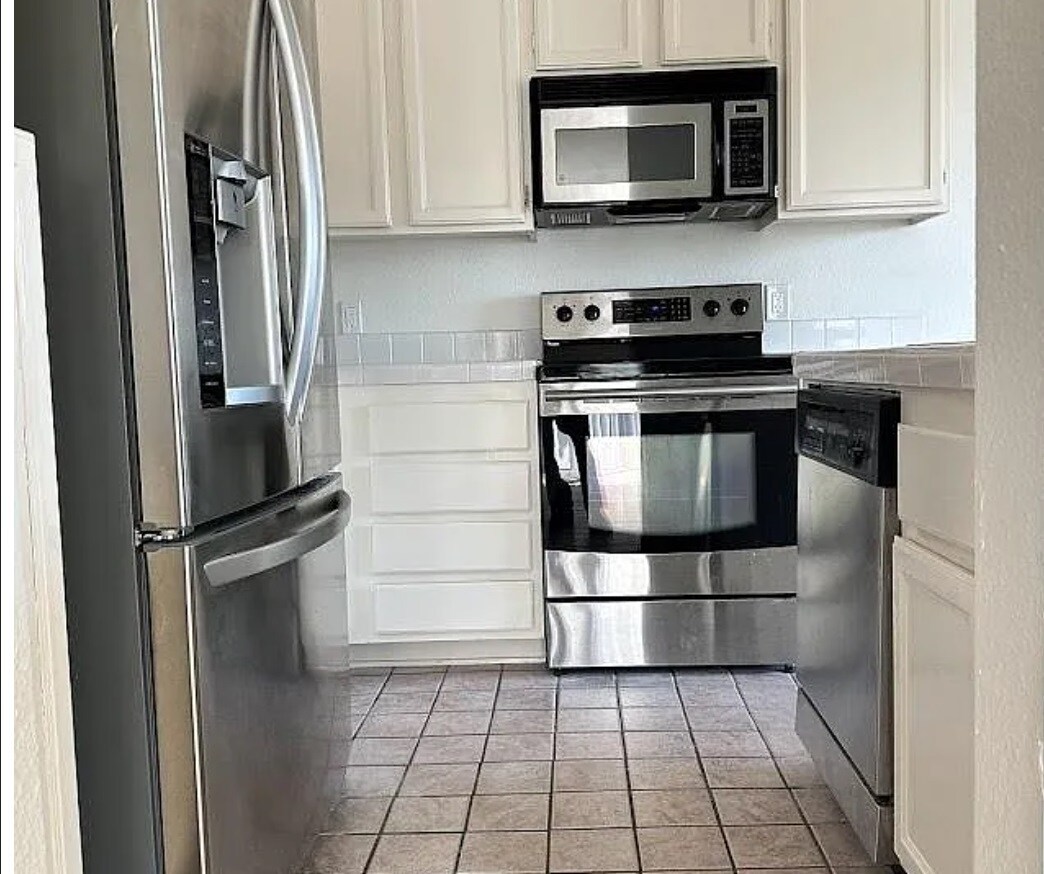 Kitchen - 870 S Rancho Santa Fe Rd