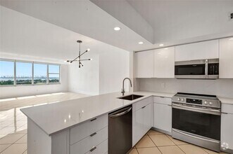 Building Photo - 5600 Collins Ave