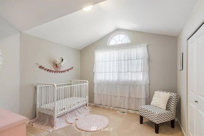 Building Photo - 3 Bedroom 2.5 Bath Hilltop Home w/Beautifu...