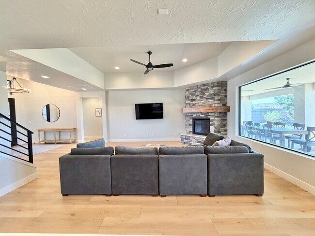 Building Photo - Beautiful Modern 5 Bedroom Home!! Furnished or Unfurnished option!!