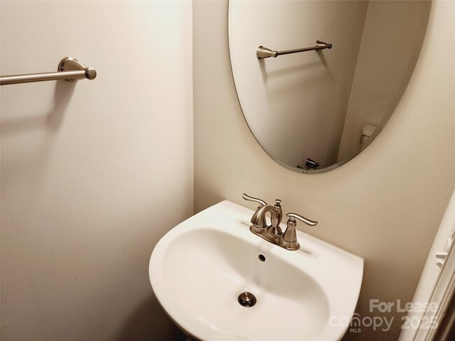 Building Photo - 1229 Queen Lyon Ct