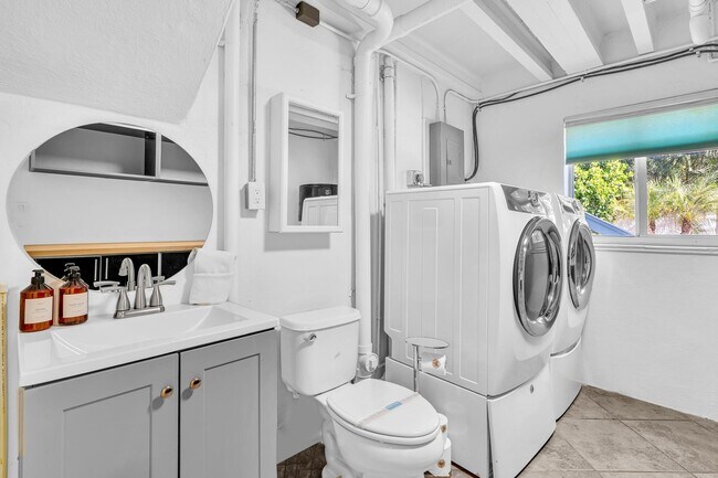 Building Photo - 3450 NE 19th Ave