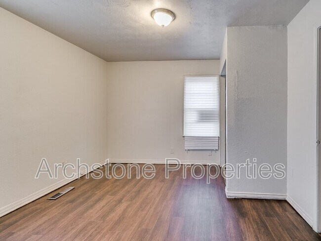 Building Photo - 937 N Locust Ln