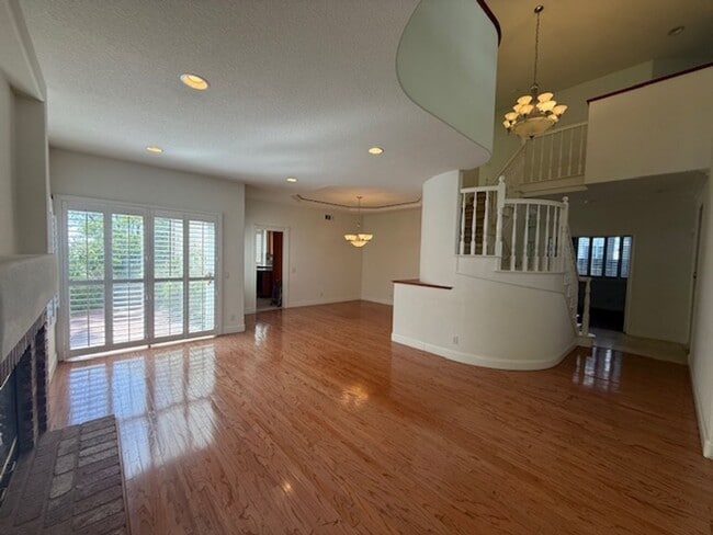 Building Photo - ****1/2 off second month rent****Over 3000...