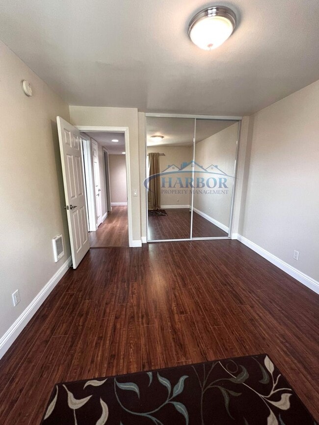 Building Photo - Spacious 2 Bedroom 1 Bathroom Upstairs Condo