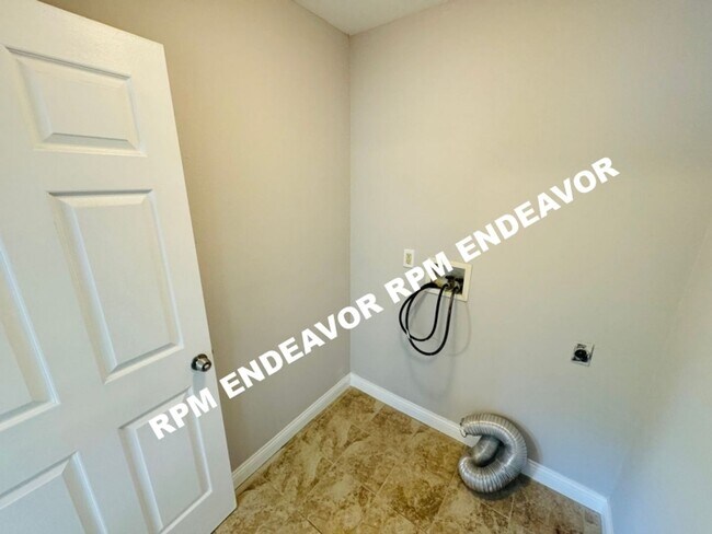 Building Photo - Spacious 4 bedroom, 2.5 bath home availabl...