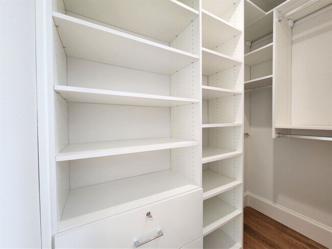 Building Photo - Updated Home Available in Downtown Palo Alto available first week of September!