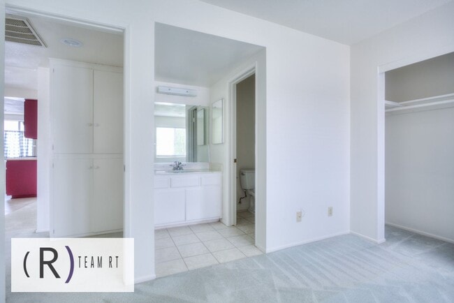 Building Photo - A Charming Condominium in a Quiet and Desi...