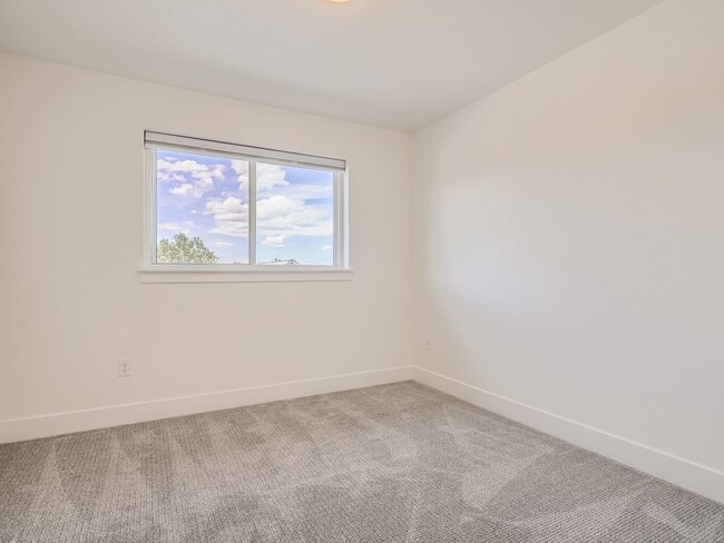 Building Photo - Spacious 4BR Duplex w/High End finishes on Quiet Street!