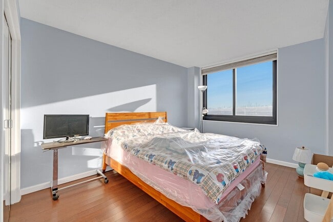 Building Photo - 1733 Harmon Cove Tower