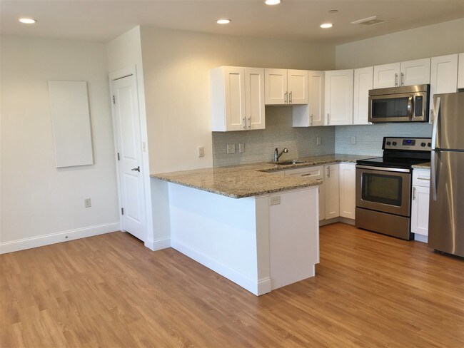 Building Photo - 875 Elm St