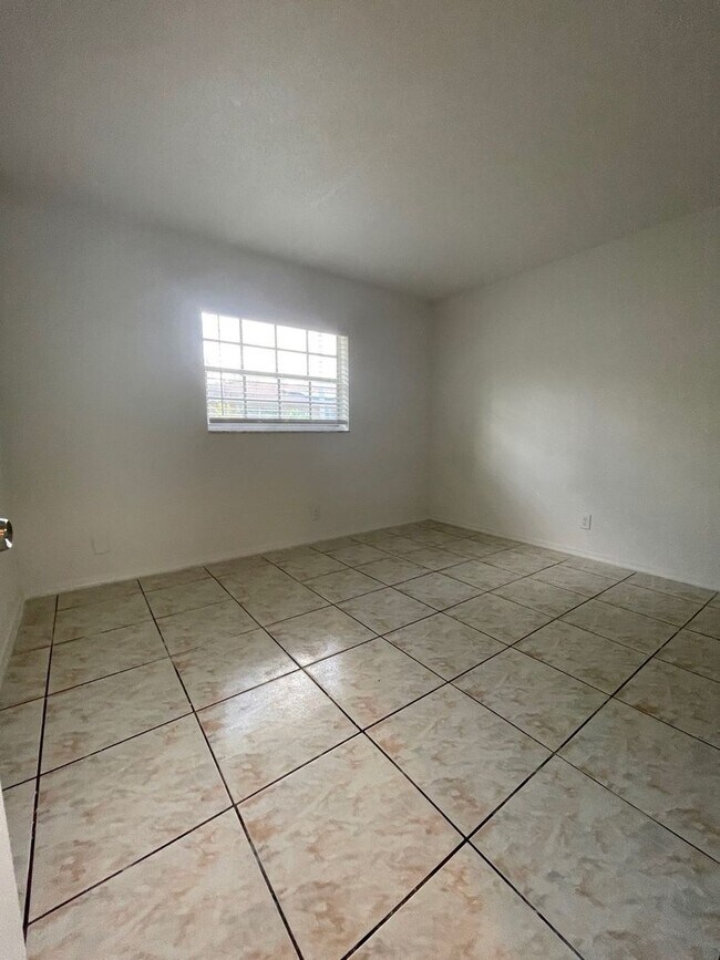 Building Photo - 208 NW 43rd Ct