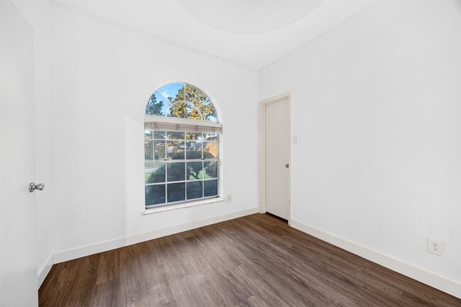 Building Photo - 18610 Autumn Hills Dr
