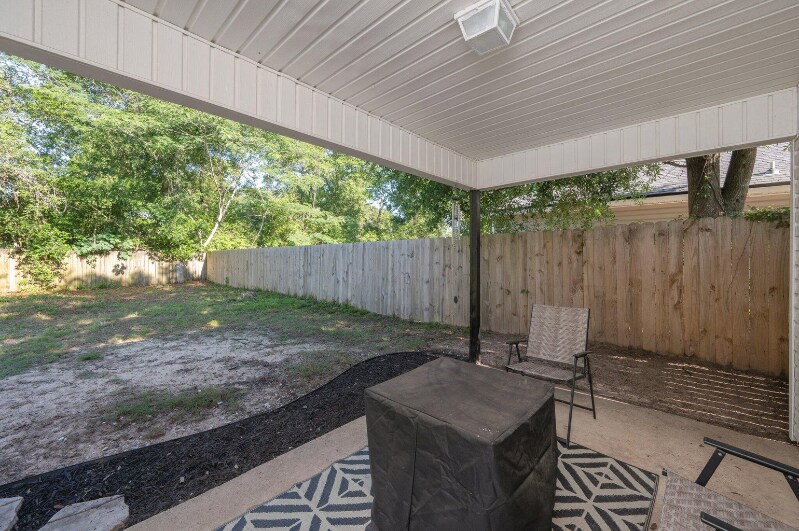 Building Photo - 5134 Lake Dr