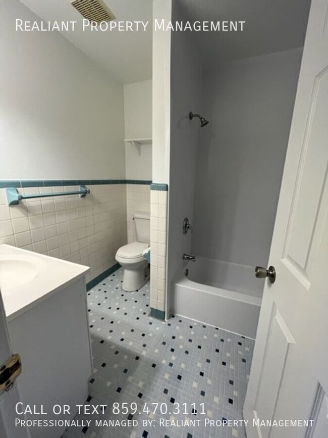 Building Photo - 1503 Roanoke Rd