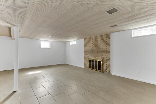 Building Photo - 6817 N Lamon Ave