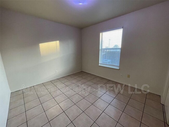 Building Photo - 121 Cambridge Dr