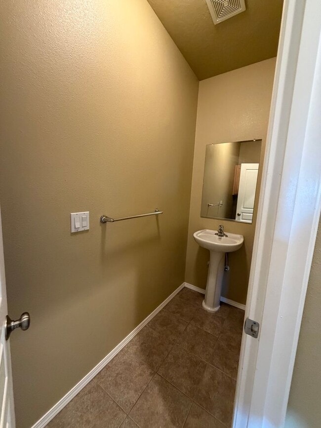 Building Photo - Modern Comfort Meets Easy Living in McKenzie Ridge Estates