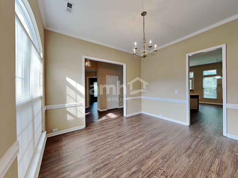 Building Photo - 127 Bathurst Ln