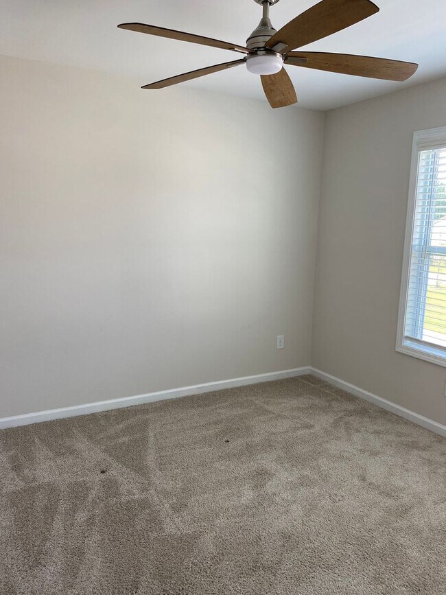 Building Photo - 4 bedroom 2.5 bath