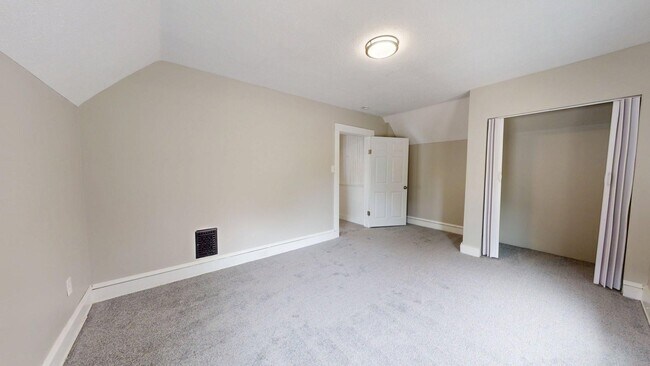 Building Photo - Madison/West Blvd neighborhood: 3 bedroom/1 bath single family home.