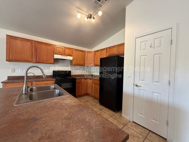 Building Photo - 1225 W Shumway Farm Rd