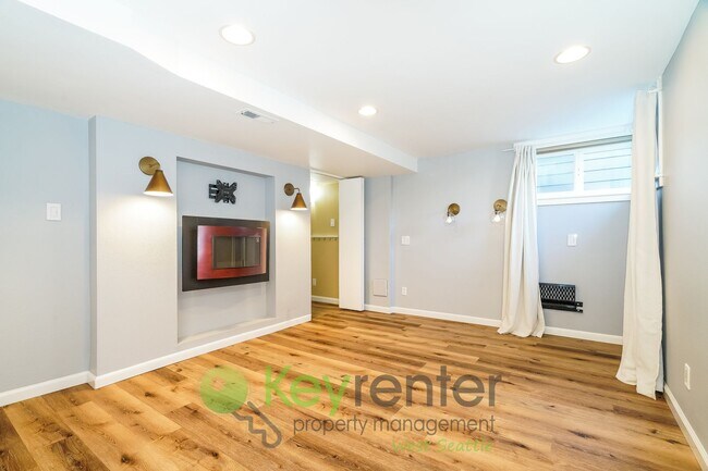 Building Photo - Elegant Three Bedroom Home Featuring Desig...