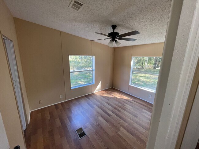 Building Photo - 3/2 Manufactured Home in the Country.