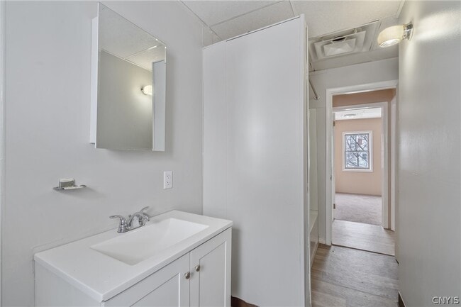 Building Photo - 103 E 7th St