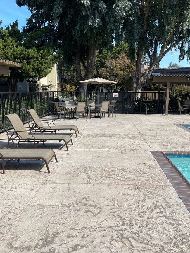 Building Photo - Condo in the most desired gated community ...