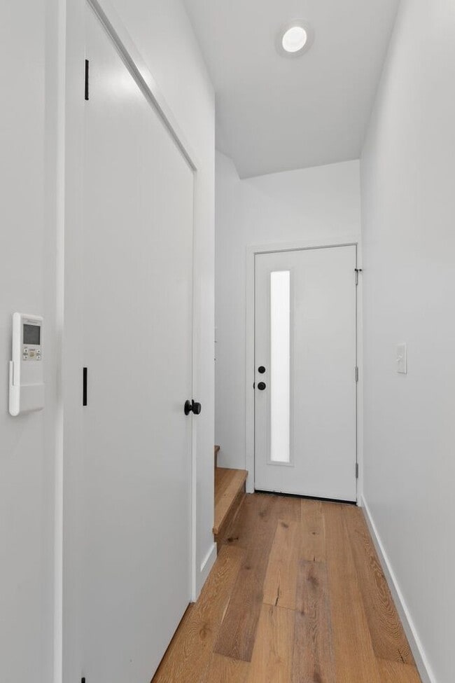 Building Photo - Sweet Ultra-Modern Air-Conditioned West Se...