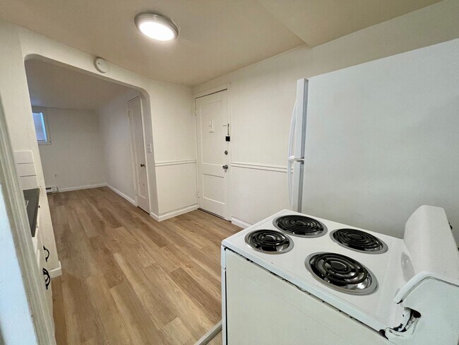 Building Photo - COZY 1BD/1BA LOWER SOUTH HILL APARTMENT | A/C | ON-SITE LAUNDRY | PET FRIENDLY | AVAIL NOW