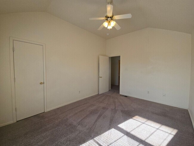 Building Photo - RENT SPECIAL - AVAILABLE NOW!