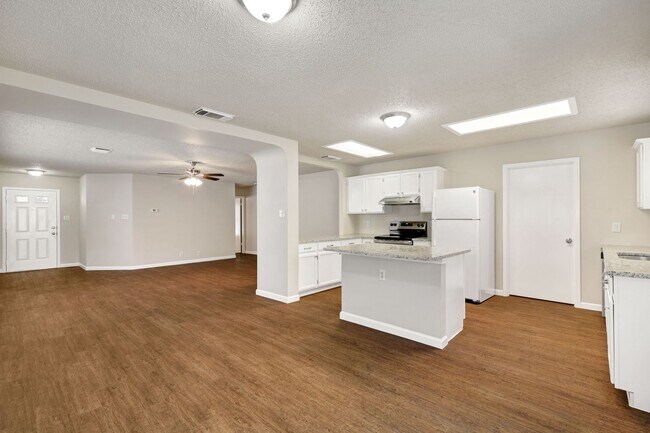 Building Photo - Fully Renovated Single-Story Brick Home in...