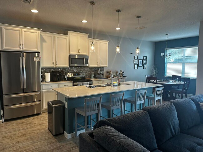 Building Photo - Welcome to this inviting 3/2 single family home located in Compass Landing