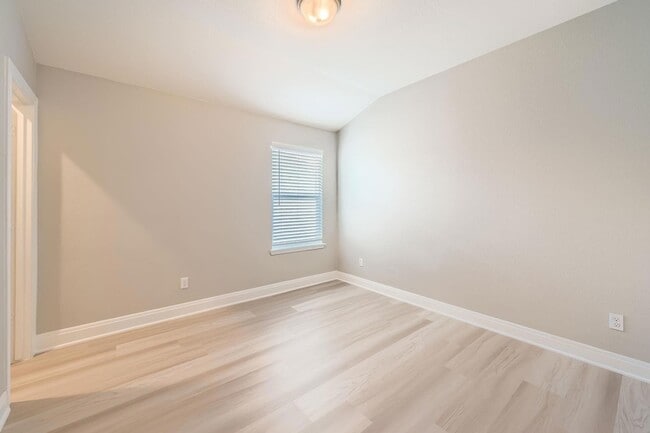 Building Photo - 1609 Arial Dr