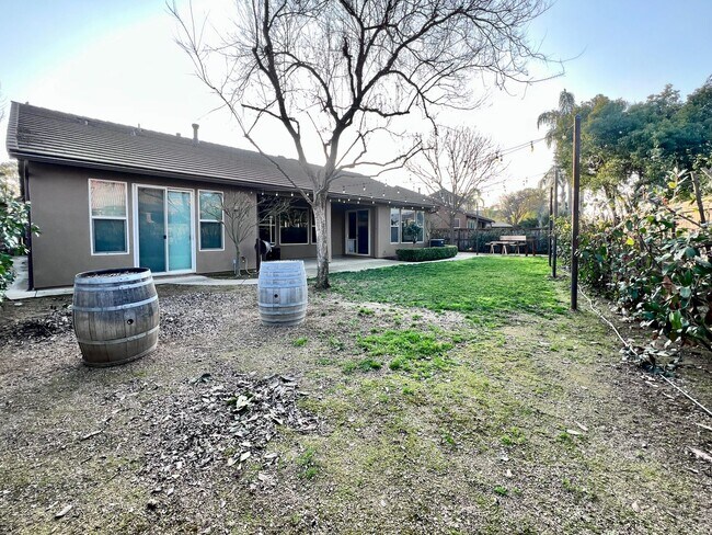 Building Photo - $2,895 Barstow & De Wolf, 4 Bedroom House - Dennis Ave. Clovis / Energy Efficient Smart Home