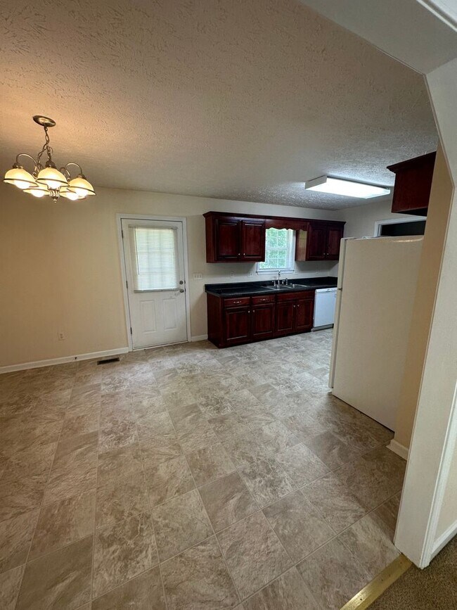 Building Photo - 3 Bedroom, 2 Bath Home Located in Manchester
