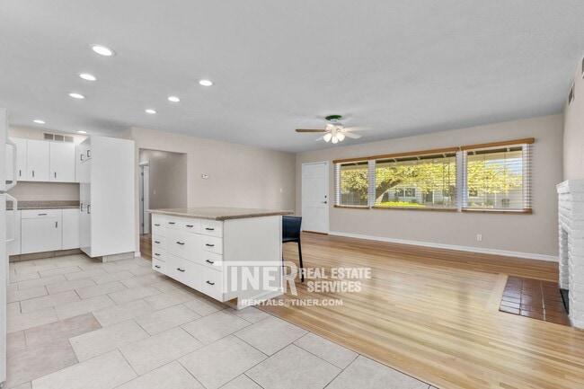 Building Photo - 2501 Laurence Ave