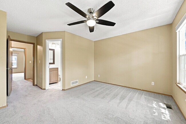 Building Photo - $2,470.95, 2 Bed, 2.5 bath Townhome in Centennial with in unit Laundry!