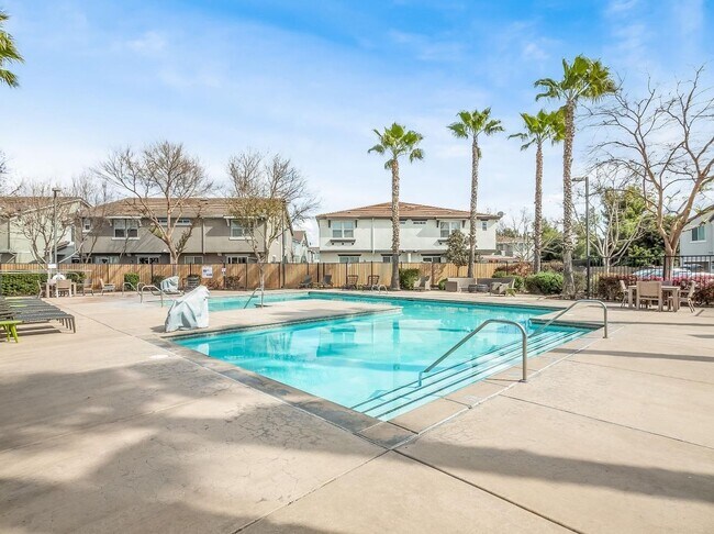 Building Photo - Spacious 3/3 Townhouse in North Clovis