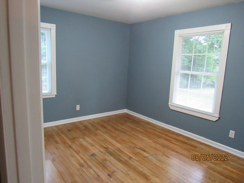 Building Photo - 2215 Macy Ave