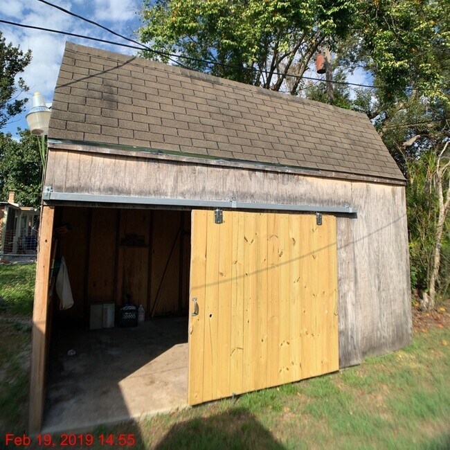 Building Photo - Charming 3 Bedroom 1.5 Bathroom POOL Home in Orlando!!