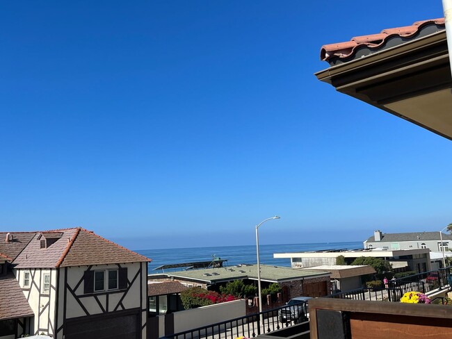 Building Photo - Lovely single story beach home with Ocean ...