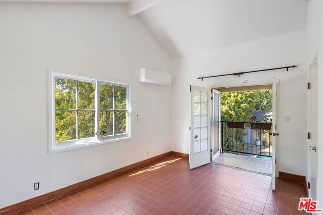 Building Photo - 627 Elm Dr