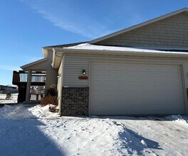 Building Photo - 4 Bedroom Townhome