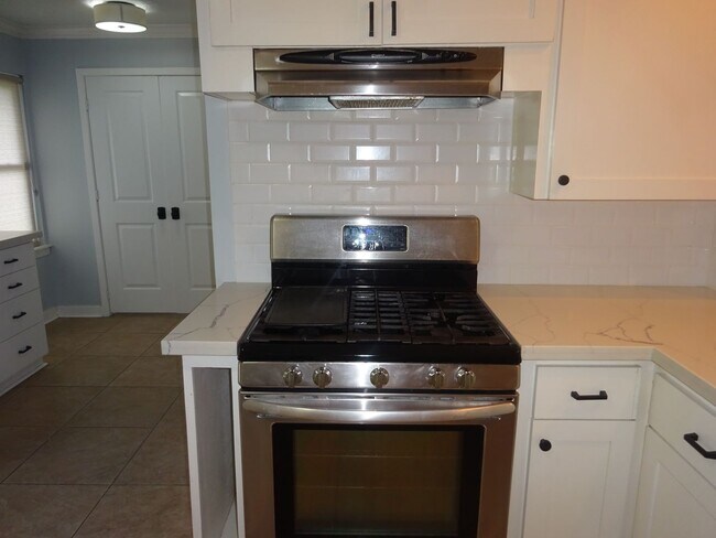 Building Photo - For Lease | 3 Bed, 1 Bath | 1,074 Sq Ft |O...